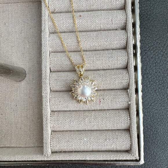 Elegant Gold Pearl Necklace - Picture 6 of 9